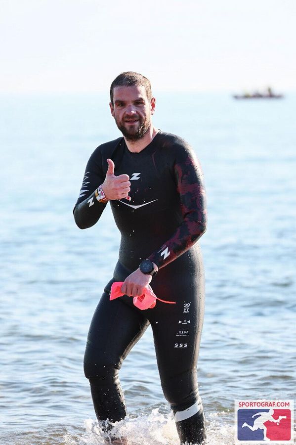Jamie exiting the swim at Valencia 70.3, giving a thumbs up